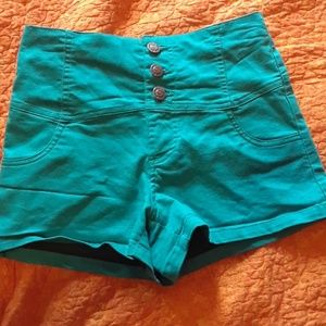 Highwaisted turqouise shorts